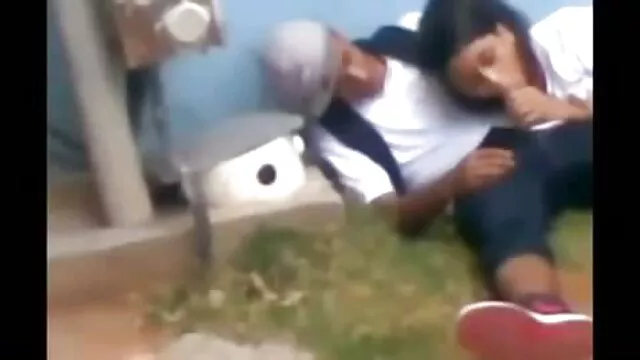 Bang Bros fiatal szőrös puncik babája megmutatja kerek zsákmányát, mielőtt stour szopást adna POV-ban