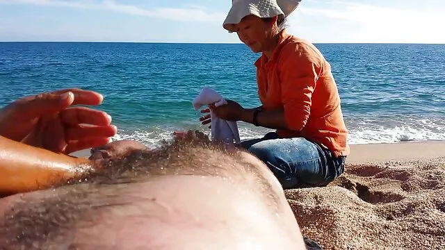 Vonzó barna félelmetes seggével szörös pina maszti keményen szar