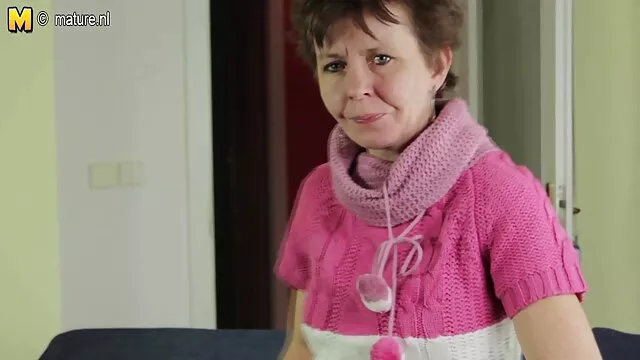 A hosszú lábú gesztenyebarna tehénlány mindig készen áll arra, hogy megbökdösik a misszionáriust szörös pina hd