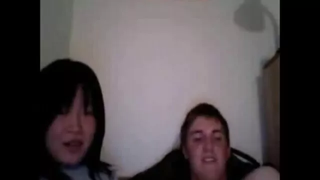 Az elképesztő szőke sexpot Candy Strong szőrös punci nyalás vibrátort oszt meg lányával