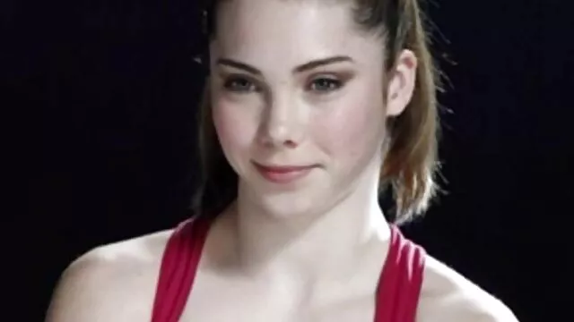 Alecia Fox elveszti szőrős pina anális szüzességét egy párás szopás után