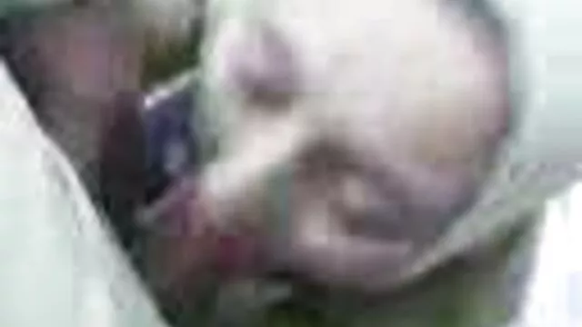 Szőrös snatch szemtelen lány szőrős pina szenvedélyesen baszik a kamerán
