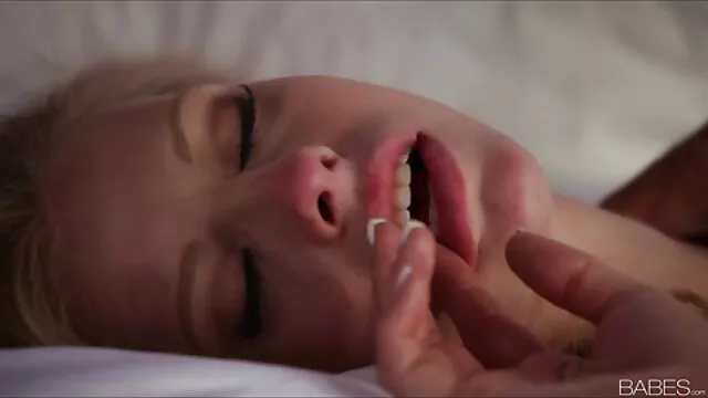 A kanos punci szőr szőke csaj kibaszottul nézi a párost