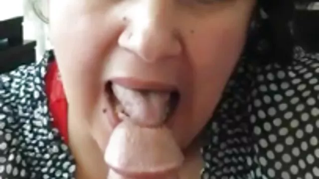 A szexi barna Lindy Lane szopást nagy szoros pina ad a bőr edzőn