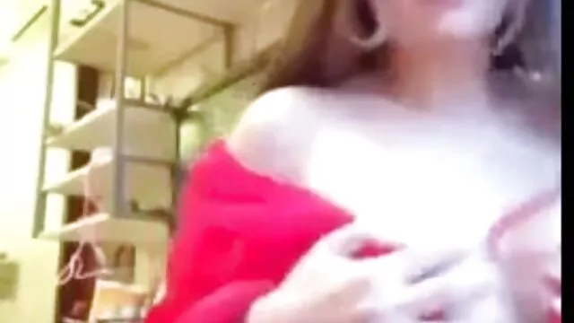 Az őrült csoportos szexorgia során a rabló mocskos szőrőspina sikkek különböző pozíciókban szarnak