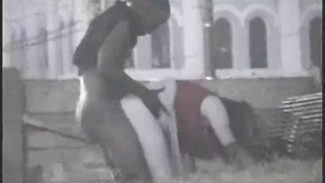 Szőke domina játszik bozontos pina a babájával