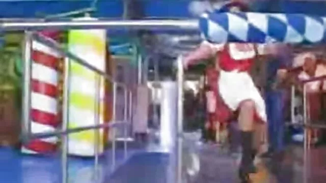 A csinos szőke csaj, Jasmin maszturbál a hátsó udvaron szöröspina
