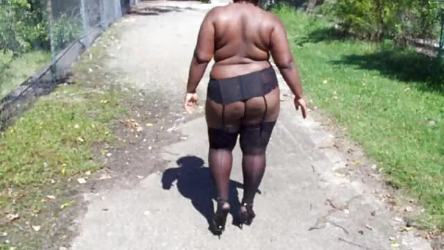 Töltsön el egy napot Charley Chase pornósztárral szőrős punci