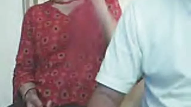 A mocskos barátnője, Raquel kemény farkat szop a gőzölgő anális retro puncik szex előtt