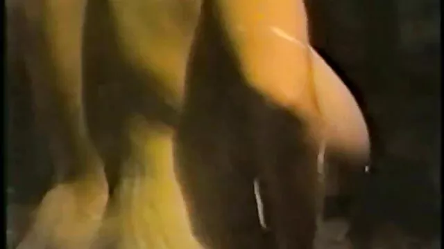 Kicsi barna kis mellekkel Mini Vanilli szűk sliccét megüti szőrős punci