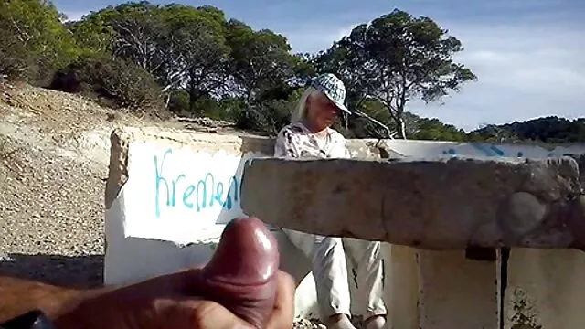 A zsákmányos és dögös Mika Tan megszívja nagy szőrös pinák a Sledge Hammer kövér kakasát