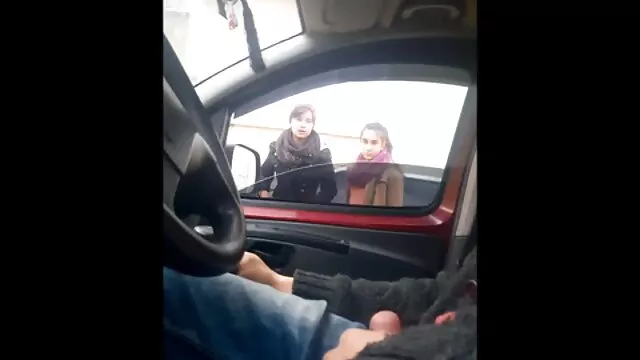 Az éhes fickó koszos hármasban élvezte szörös pinák baszása a dögös, slampos nővérekkel
