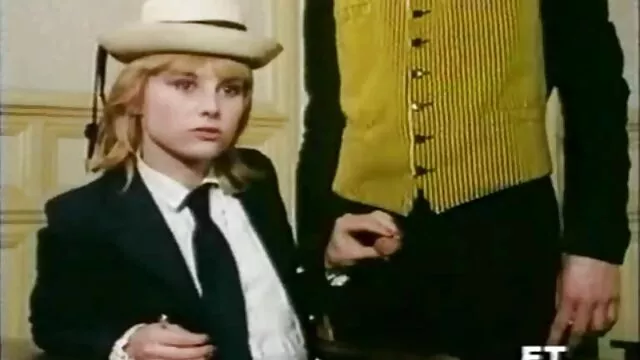 Csodálatos, egyenes hajú fekete feje mind a hasítékát, mind öreg szőrös pina a fenekét megbasztja