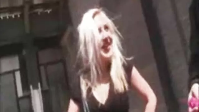 A kurva nimfó Valentina Nappinak szőrös punc nincs semmije a kakas szopása ellen