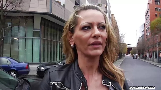 Horn made szőke szőrös punci sex hussy élvezi a szopást, hosszú, vastag farkat