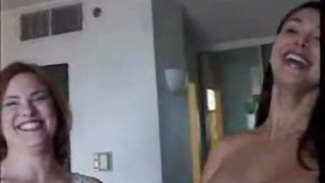 Tetovált emo kurva fülalagúttal, Sydnee Vicious vörös szőrös punci lecsapta a pofáját