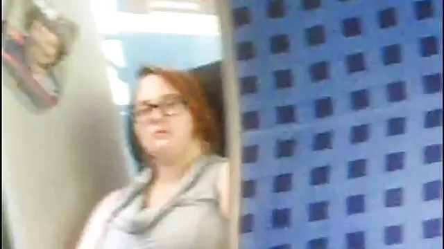 A csábító tini szőrös punci Wanessa leveszi a ruháit, és szexi testét mutatja