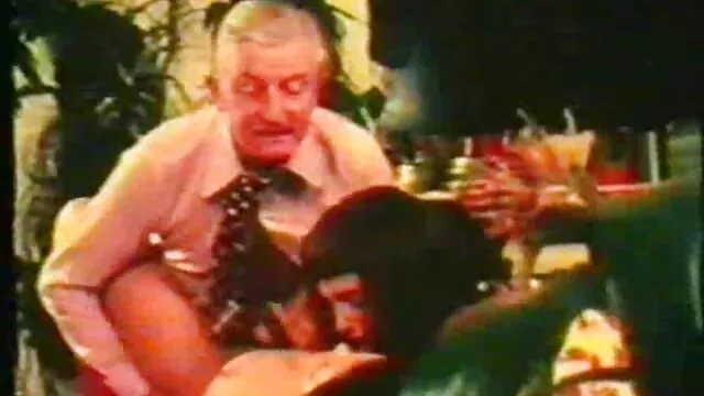 Fiatal csaj, szörös pina video Tiffany Love, a fincsi puncit széttárja a lábait