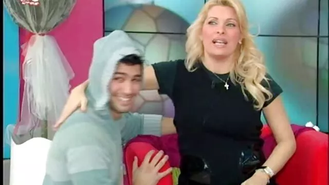 Komoly falánk ázsiai ribanc Kaoru Umemiya letérdel, mert őreg szőrős pinák kakast szopott