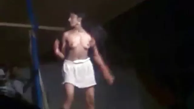Skank Lily ma egy erős, szörös pinak forró eszköznek fog tetszeni