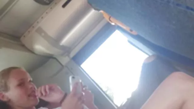 A barna kurva Rachel Woods szörös puncik különböző pozíciókban baszik