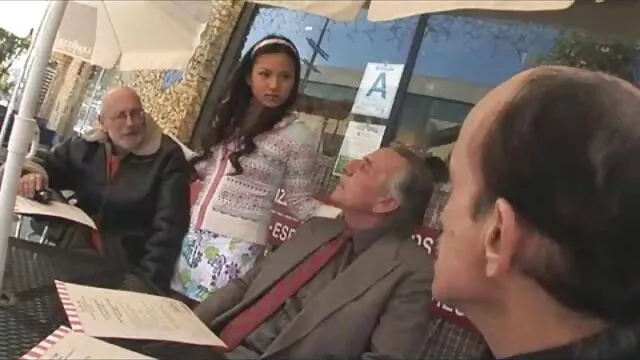 A káprázatos szőke GF megnyalja szőrös punci dugása nedves punciját kiváló minőségű szexvideóban