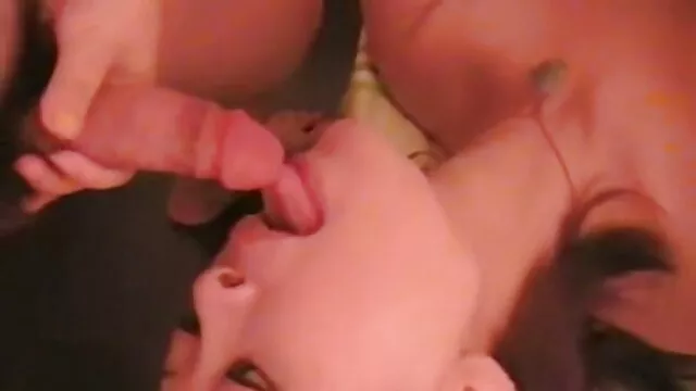 Beképzelt stud támadja szép szőrös pinák meg egy elbűvölő, karcsú csaj feszes punciját rossz pózban