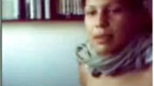 Sápadt bőrű, nagy szörös pinák mellű szukát hátulról keményen ütik
