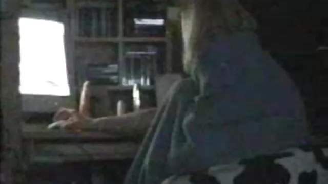 Az elbűvölő barna pompás ívekkel megeszi a szőrös punci pornó seggét