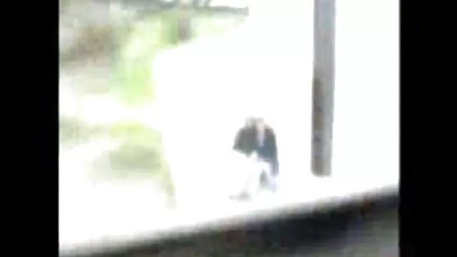 A kérges tini szőrös punci baszása Larát egy kanos srác csábítja el egy dögös szexvideóban