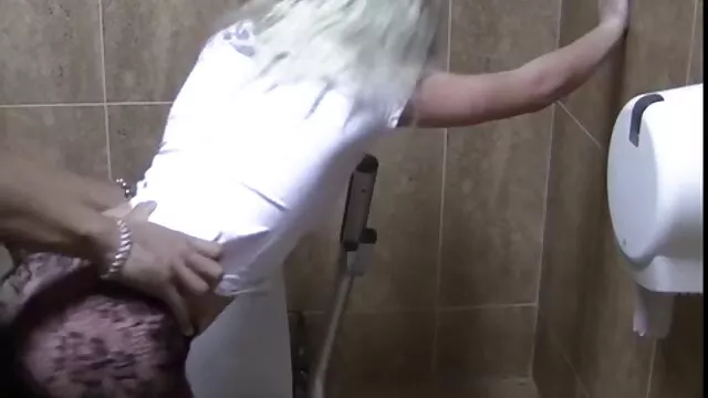 Romantikus barna szőrős punci csaj élvezi, ha borotvált, sima puncit eszik