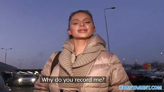 Dick éhes kurva láncra verve szív egy kakast szőrös pinák a börtöncellában