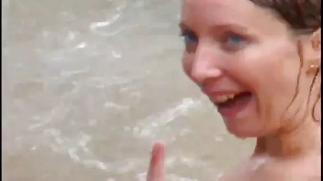 Az orosz slampos henger, Polly Sunshine megnyalja idős szőrös pinák nedves mézes pináját