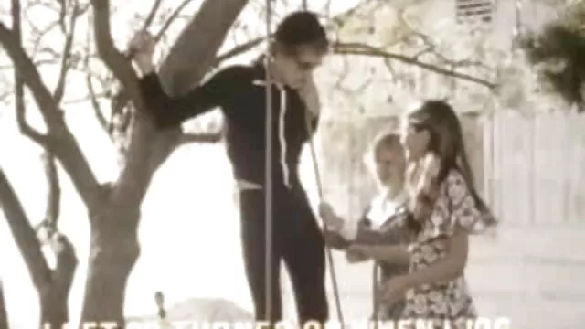 A vékony szőrőspina csaj, Betty Stylle élvezettel ül a kakason a kanapén
