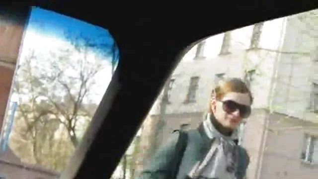 A melles szőke szoros pinak Jordan Pryce szopást ad, és búvárkodni kezd