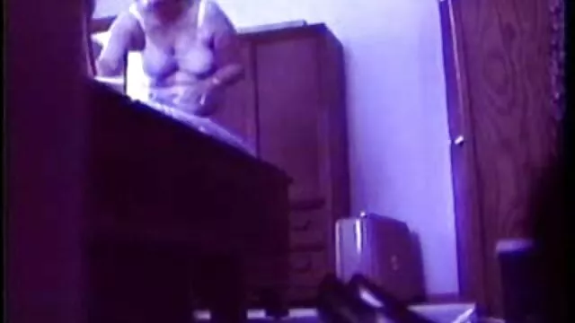A busty barna Sophia szőrös pinák baszása Lomeli a szájával szeretne kedveskedni a farkadnak