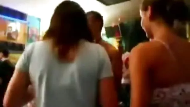 A borongós vörös szőrös pina porno és fekete hajú leszbikusok azzal vannak elfoglalva, hogy bütyköket ujjonganak a kamerán