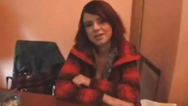 A csinos barna lány lehúzza a szőrös pina dugás fekete férfinadrág cipzárját, hogy szép BJ-t adjon neki