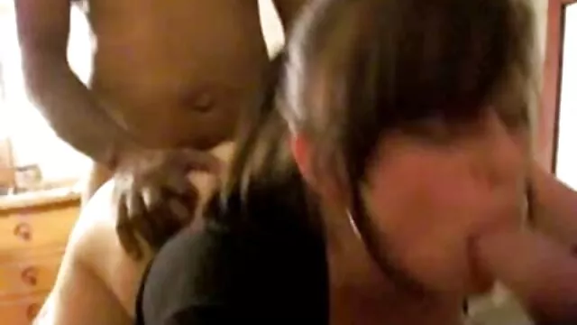 Anastasia Pierce uralja a szőke csaj Madison Youngot, és szíjjal dugja szőrös érett pinák meg