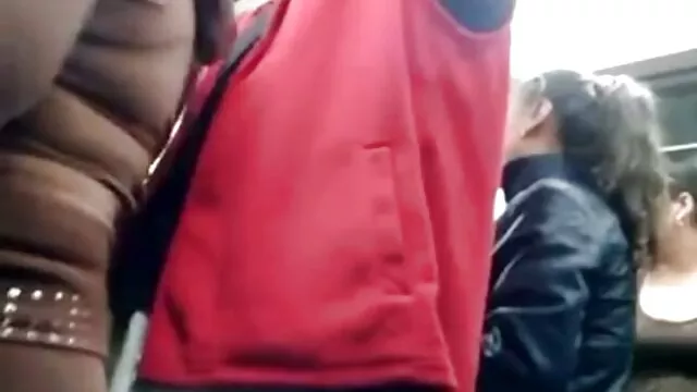 Két fiatal szőrős punci jön megnézni a filmet, de inkább dugnak