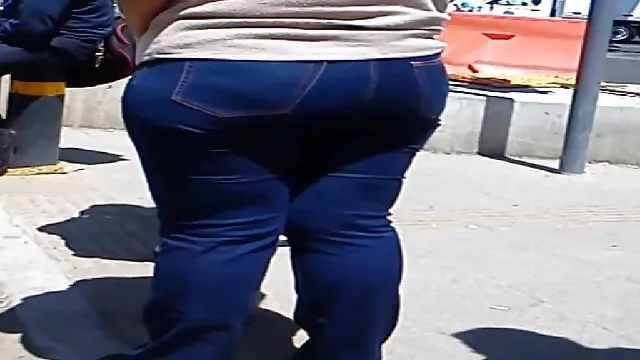 Skanky lány aktívan szopja szőrös punc és simogatja a nagy faszt
