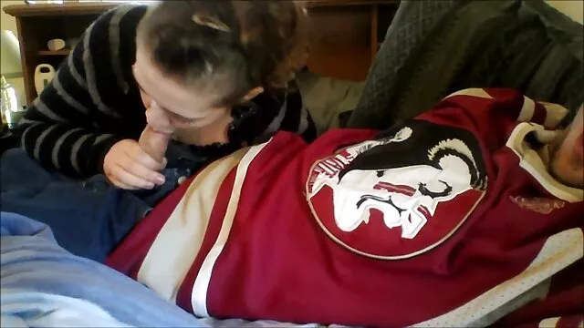 A karcsú pornószínésznő, Marynia bemutatja első pina szoros önálló videóját