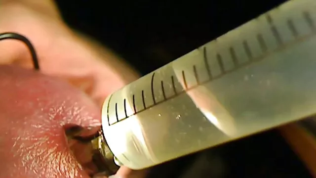 A perverz barna lány a seggfejében lökdösi a játékot, és szőrös baszás egy másikkal babrál