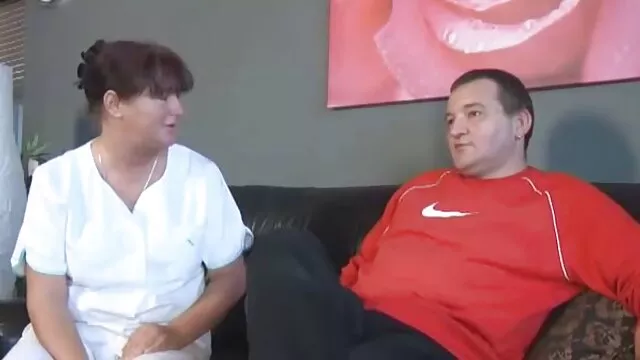 Tisha legjobb barátja megengedi, hogy megtöltse a fekete szőrös pina punciját spermával