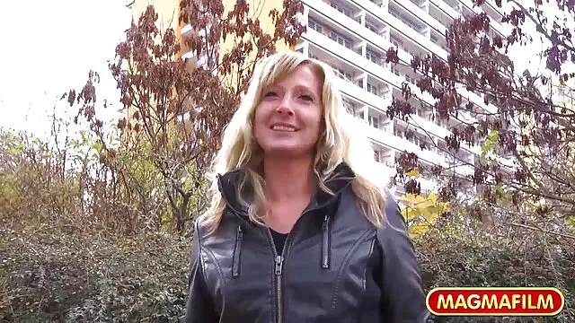 Mark Ashley pornószínész szőrös pina porno szex-őrült szőke csajt baszik necces felsőben