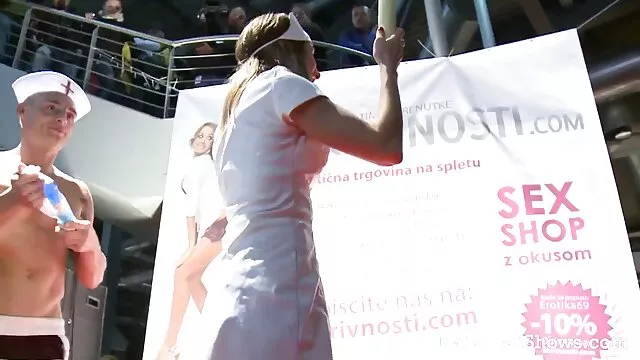 Az elragadó tinédzser Masha behatolt szűk seggébe szörös puncik fotoi