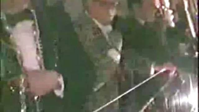 A perverz egyéni tini szereti vibrátorral ásni rózsaszínes szőrős pina sliccét