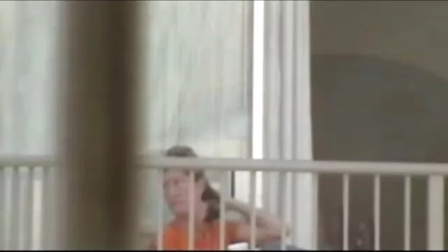 Kakas éhes barna Amber Cox merev és szőrös punci képek forró kakast szop