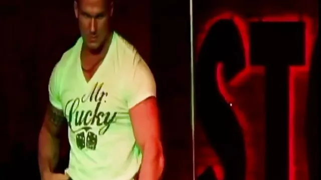 A dögös fekete hajú cukiságok egy édes, szép szőrös pina hosszú péniszen osztoznak a masszázsszalonban