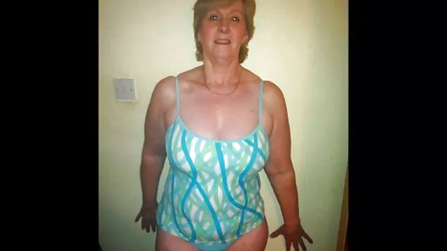 Carmen Hart szőrös puna cumshot-ot kap az ízletes zsemlére